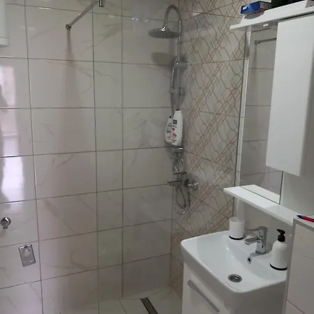 Am Διαμέρισμα Τούζλα